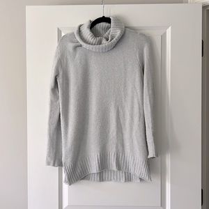 Oversized light gray/pale blue turtleneck